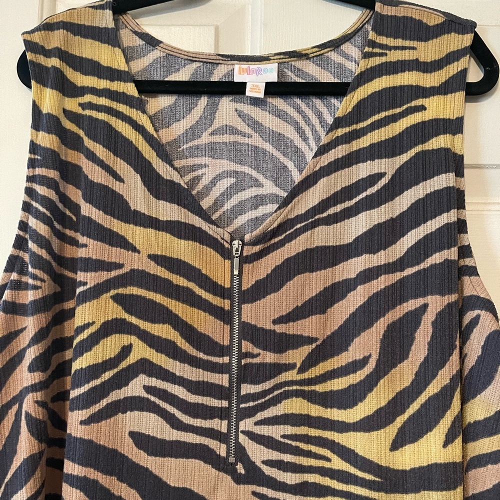 LuLaRoe sleeveless tunic